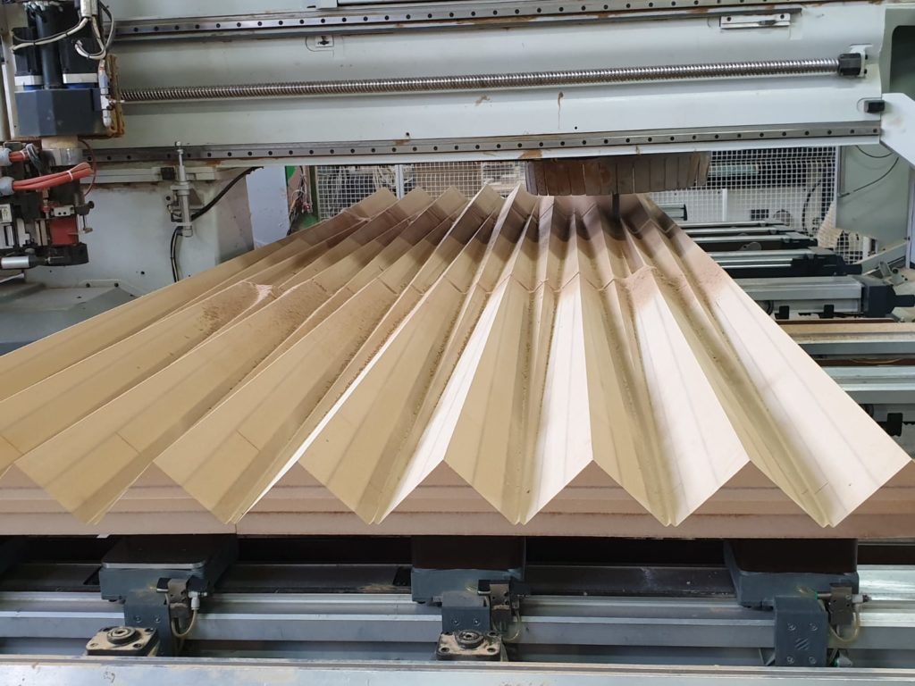 Fresatura di un pannello in MDF mediante pantografo Biesse Rover C9 in Fami Lavorazioni multimateriali